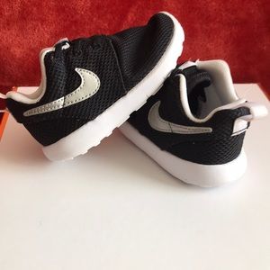 Unisex Nike sneakers!!